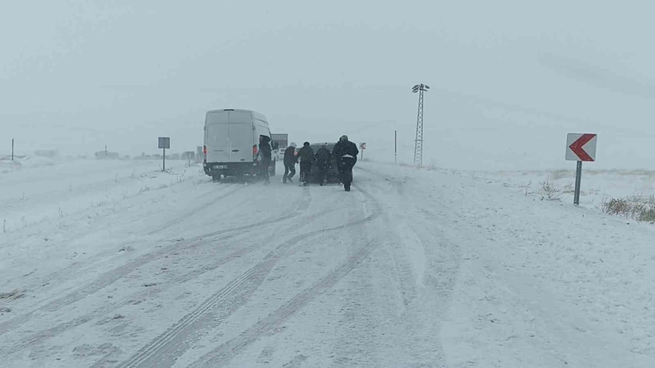 Sivas'ta 829 ky yolu ulama kapand