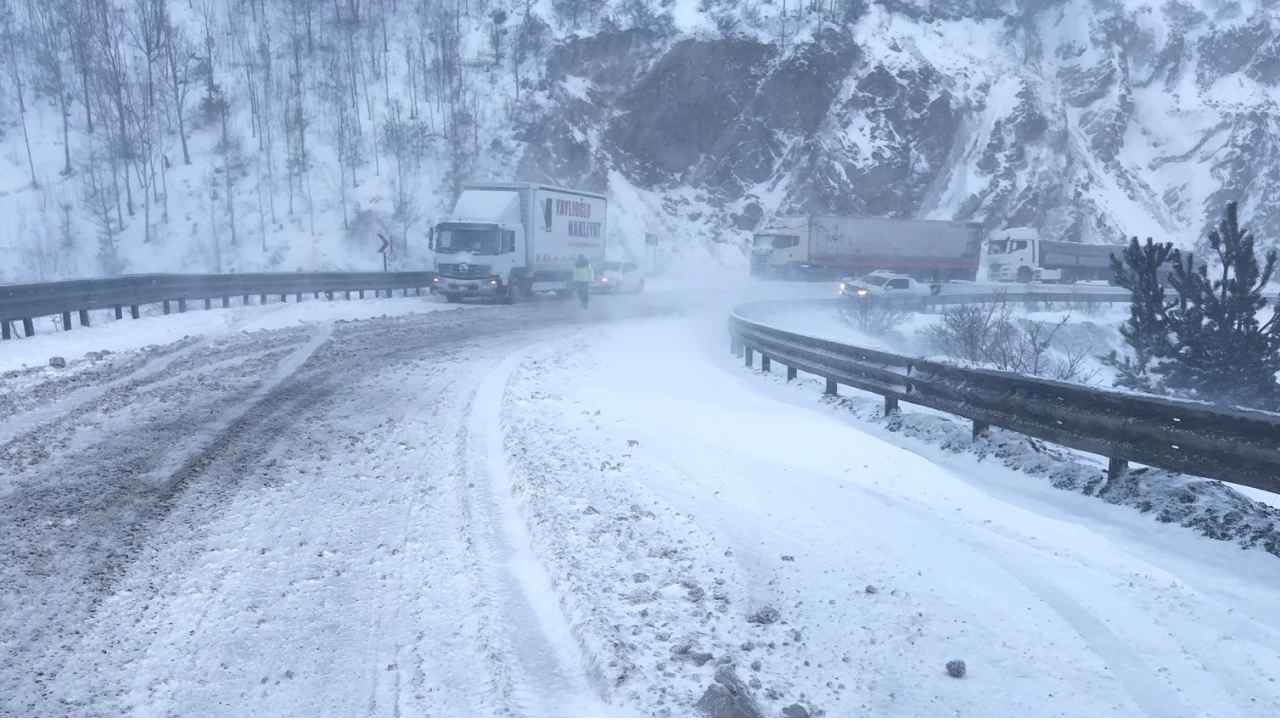 Sivas'ta kar yollar kapatt, hazrlksz srcler yolda kald