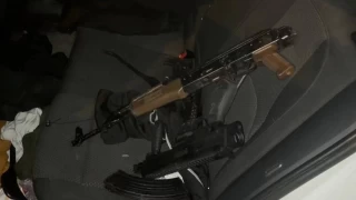 Şüphelilerin hareket halindeyken atladığı araçtan iki uzun namlulu silah çıktı