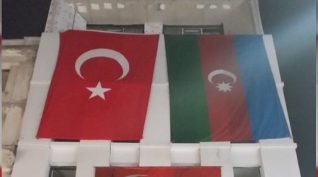 Taksim'de Türk ve Azerbaycan bayrakları asıldı