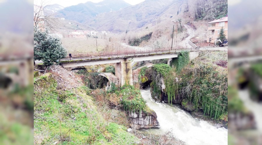 Tarihi köprü kaderine terk edildi