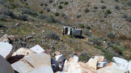 Tarım işçilerini taşıyan minibüs uçuruma yuvarlandı: 2 ölü, 17 yaralı
