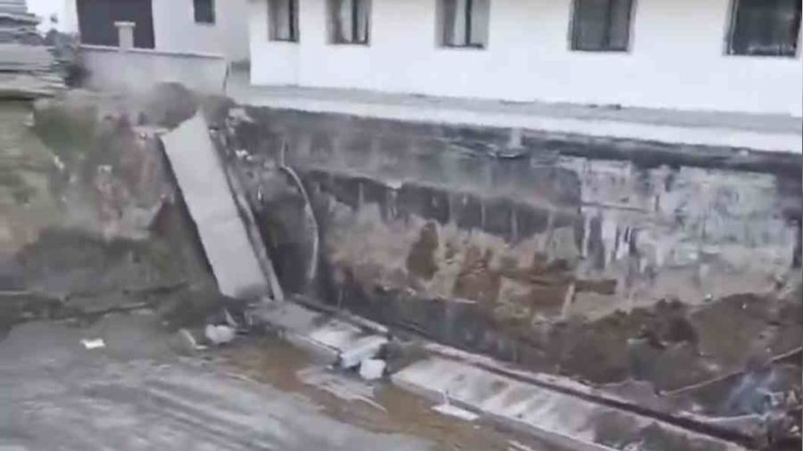 Tatvan'da istinat duvarı çöktü