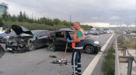 TEM'de 4 aracın karıştığı zincirleme kazada 3 yaralı