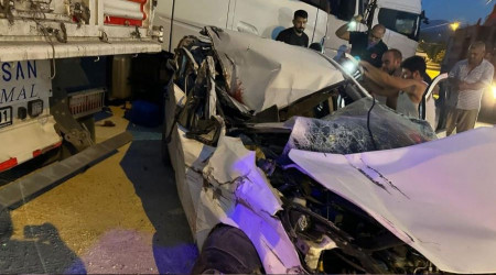 Tıra çarpan otomobil hurdaya döndü: 2 ölü