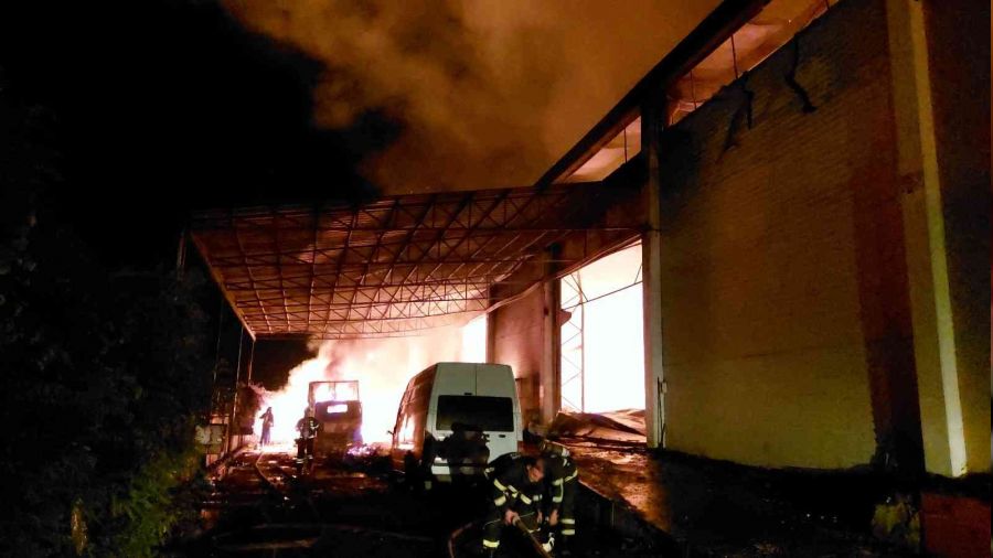 Toptancı sitesinde kozmetik deposunda yangın