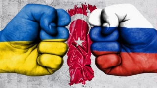  Ukrayna-Rusya savanda NATO yesi Trkiye'nin izledii politika Rusya'y rahatsz ediyor. Rusya, Trkiye'den Ukrayna'ya silah vermemesini resmen talep etti. Bu aamada Trkiye'nin nnde tarafsz kalmaktan baka seenek grnmyor