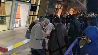 Umre kafilesini taşıyan uçakta şüpheli paket alarmı