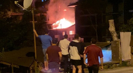 Üsküdar'da iki katlı bina alevlere teslim oldu