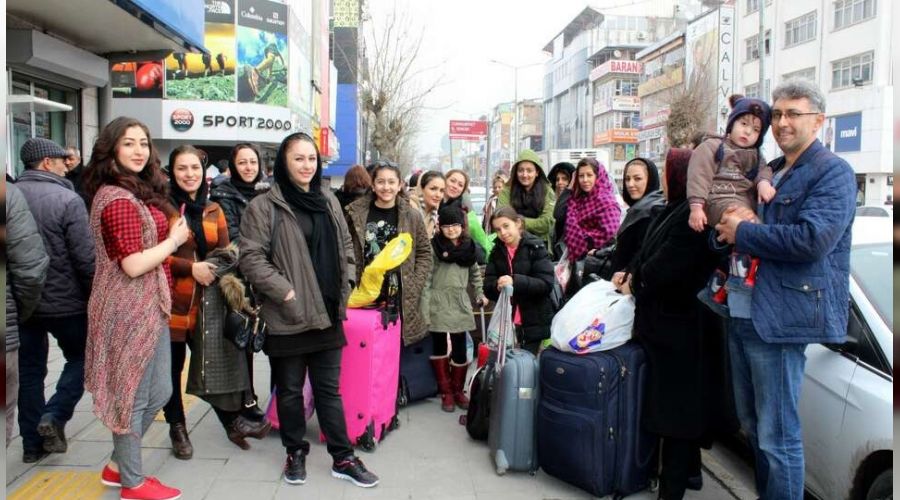 Van'a gelen İranlılar esnafın yüzünü güldürdü