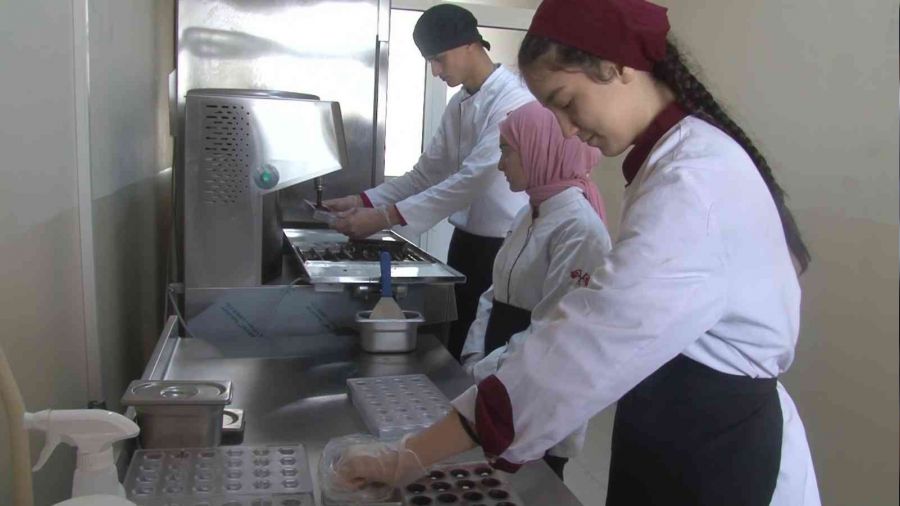 Yaparsa gençler yapar... Meslek liseliler çikolatada markalaştı
