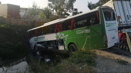 Yolcu otobüsü kamyona çarptı