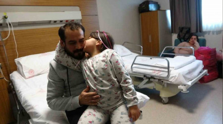 101 saat kaldığı enkaz altında babasıyla oyunlar oynamış