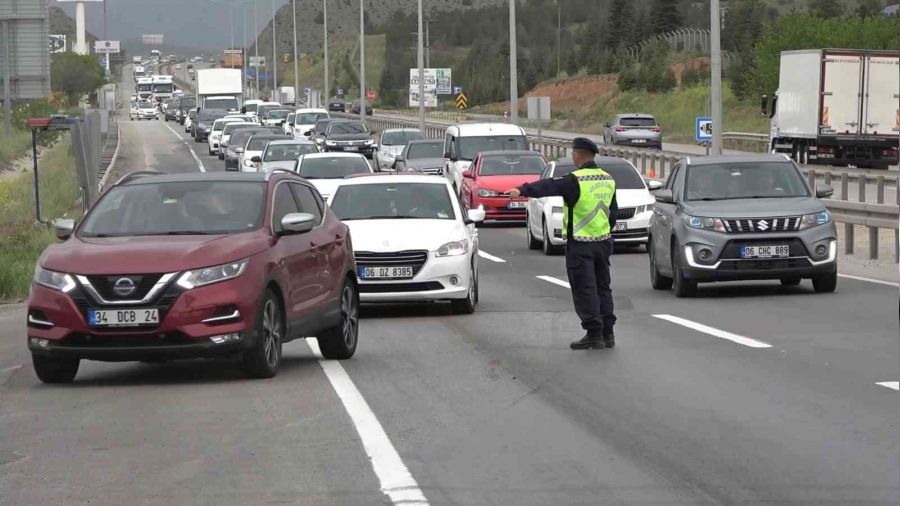 43 ilin geçiş noktasında kilometrelerce kuyruk