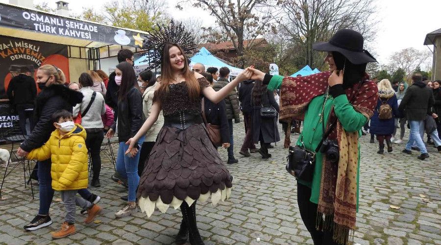 5 kiloluk çikolata elbise festivalin ilgi odağı oldu