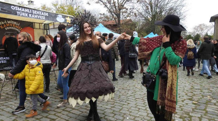 5 kiloluk çikolata elbise festivalin ilgi odağı oldu