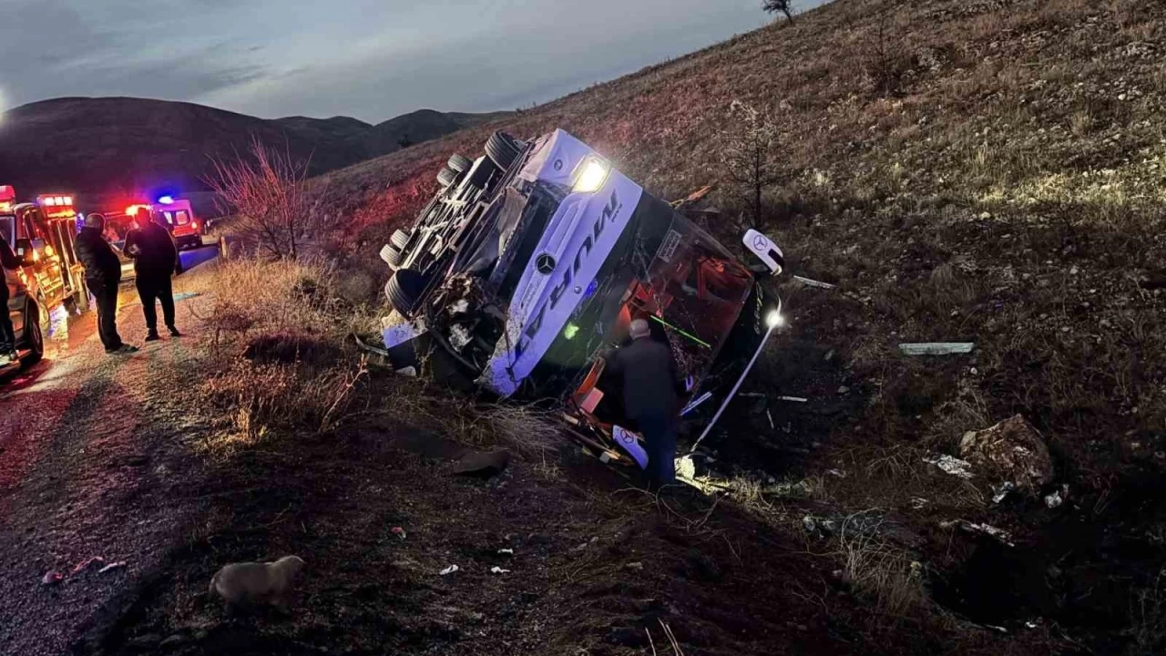 Afyonkarahisar'da yolcu otobüsü devrildi