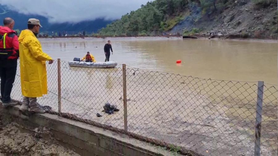 Amasya'da ekipler selde kaybolan Zilal ahin'i aryor