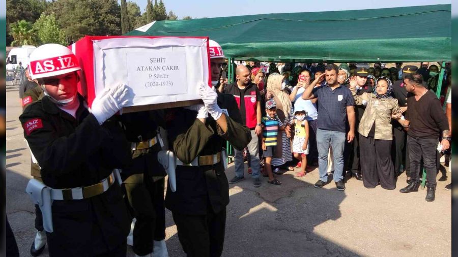 Anne şehit evladını kamuflajla uğurladı