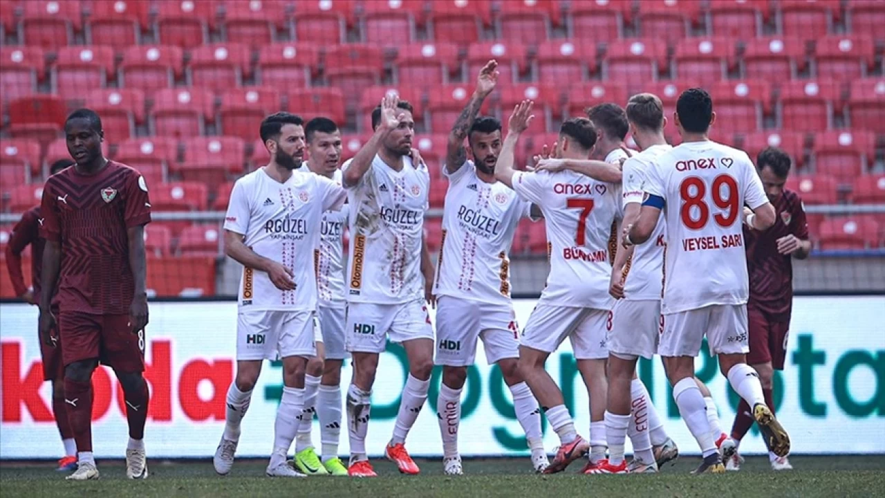 Antalyaspor deplasmanda 3 puan 3 golle ald