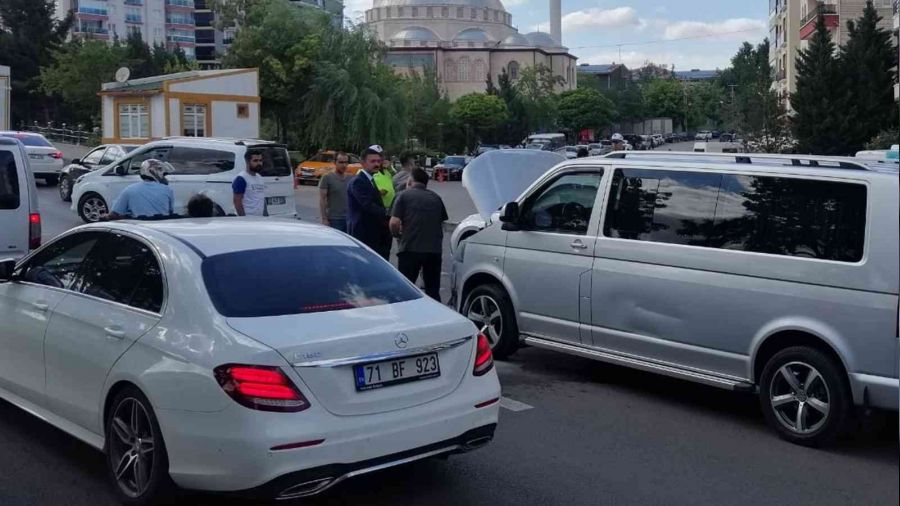 Aracı yanan vatandaşın imdadına Vali yetişti