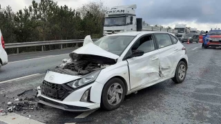 Arnavutköy yolunda zincirleme kaza: 3 araç birbirine kitlendi