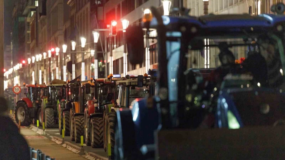 Avrupalı çiftçilerden AB zirvesinin yapıldığı Brüksel'de traktörlü protesto