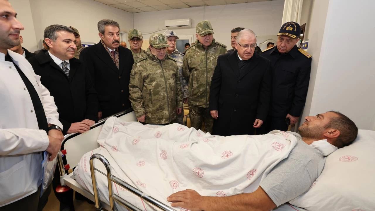 Bakan Güler, Şırnak’ta tedavi gören yaralı askerleri ziyaret etti