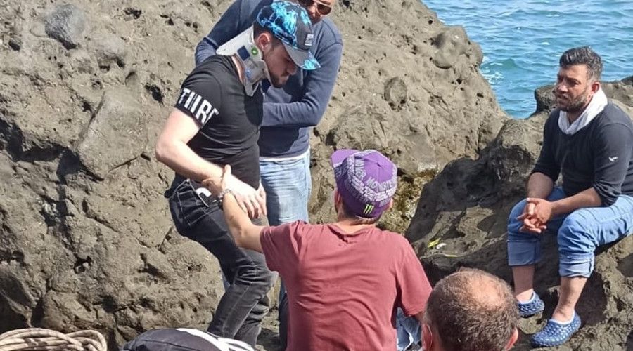 Balık tutmak isterken kayalıklardan düşüp yaralandı