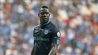 Balotelli kendine takm buldu