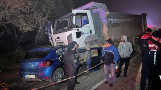 Bartn'da kamyon ile otomobilin arpt kazada 5 gen yaamn yitirdi