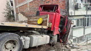 Beşiktaş'ta freni boşalan tır binaya çarptı