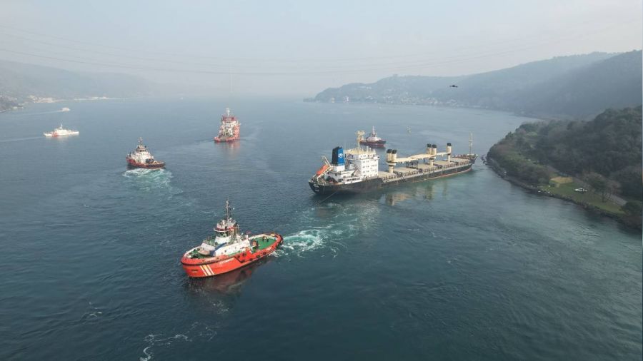 Beykoz'da karaya oturan gemiyi ekme ilemlerine baland