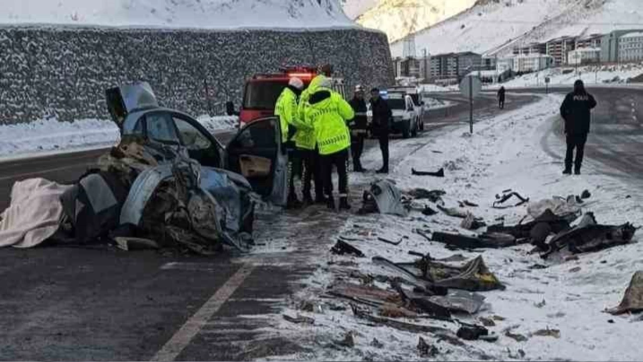 Bitlis'teki kazada otomobil kat gibi ezildi: 1 l, 2 yaral