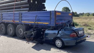 D-100'de feci kaza, tıra ok gibi saplandı: 1 ölü