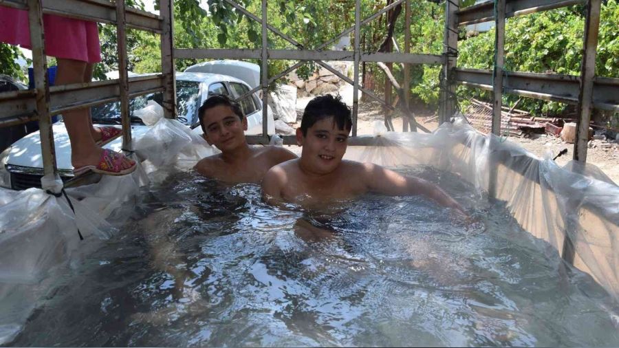 Denize gidemeyince, römorku havuza çevirdi