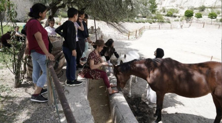 Deprem korkularını ata binerek yendiler