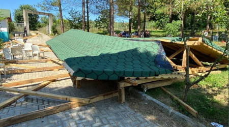 Dua okuyanların üzerine sundurma çöktü: 3 yaralı