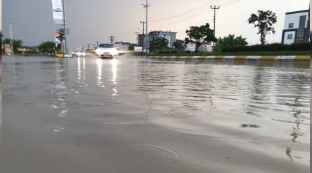 Edirne'de sağanak yağış yolları göle çevirdi