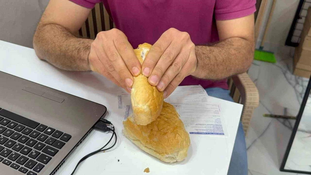 Ekmeğin içinden çıkan çiviyi yutmak üzereyken fark etti
