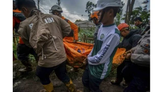 Endonezya'daki toprak kaymasında can kaybı 16'ya yükseldi