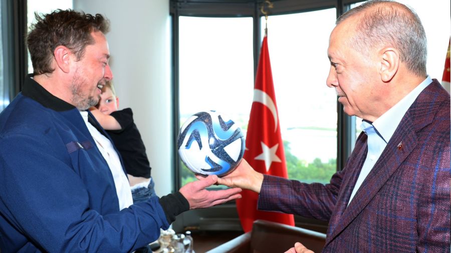 Erdoğan Elon Musk'un oğlu X Æ A-12'ye top hediye etti