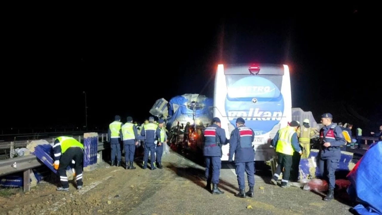 Eyüpsultan'da yolcu otobüsü ile tır çarpıştı: 1 ölü, 31 yaralı