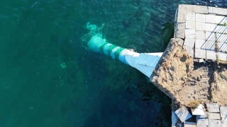 Fırtınanın etkisiyle devrilen deniz feneri havadan görüntülendi