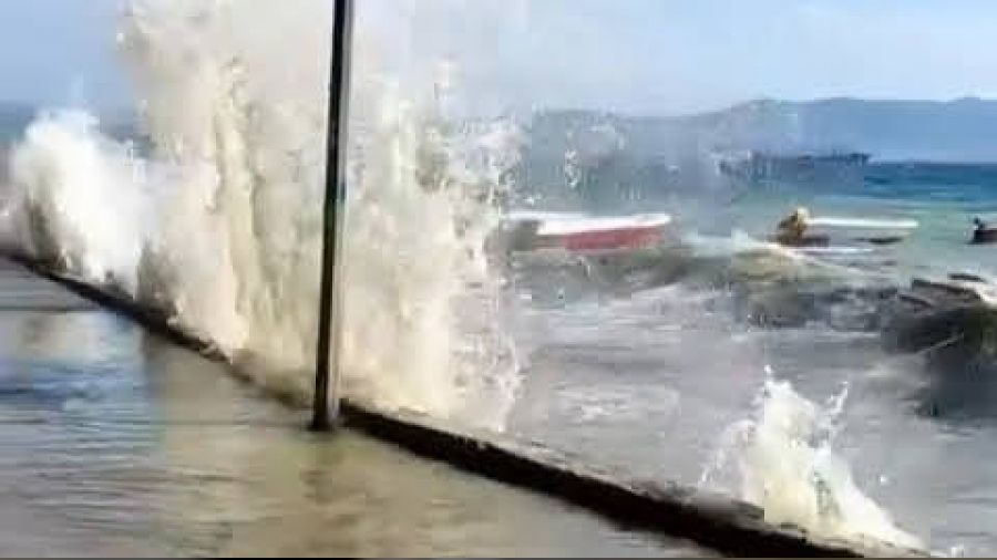 Gemlik'te dalgalar sahil yoluna taştı