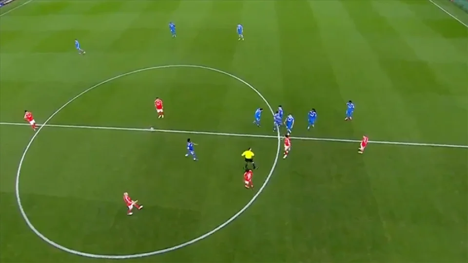 Irkçı sloganlar Benfica-Real Madrid maçını 10 dakika durdurdu