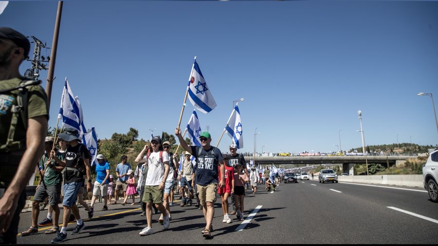 İsrail'de yargı düzenlemesine karşı binlerce kişi yürüdü