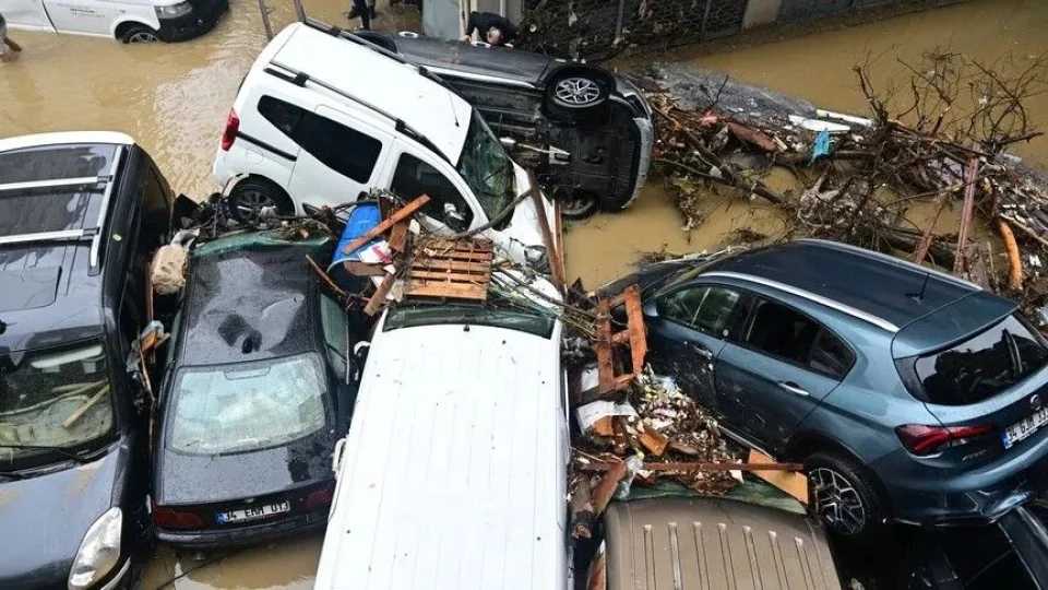İstanbul ve Kocaeli’deki yağışlarda 3 kişi hayatını kaybetti, kayıp 6 kişi aranıyor