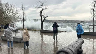 İstanbul'da dev dalgalar oluştu