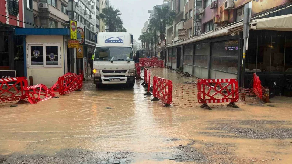 İzmir'de sağanak yağış: Bazı cadde ve sokaklar göle döndü